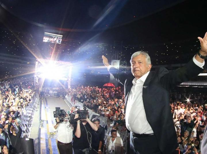 AMLO cierra campaña ante un Estadio Azteca abarrotado