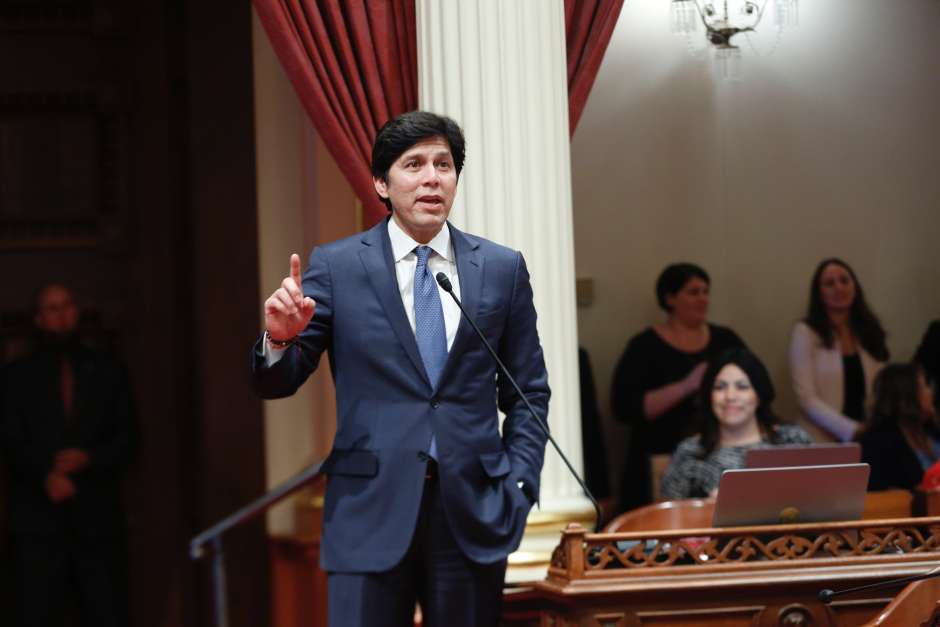 Senador de California acusa a Trump de crisis migratoria