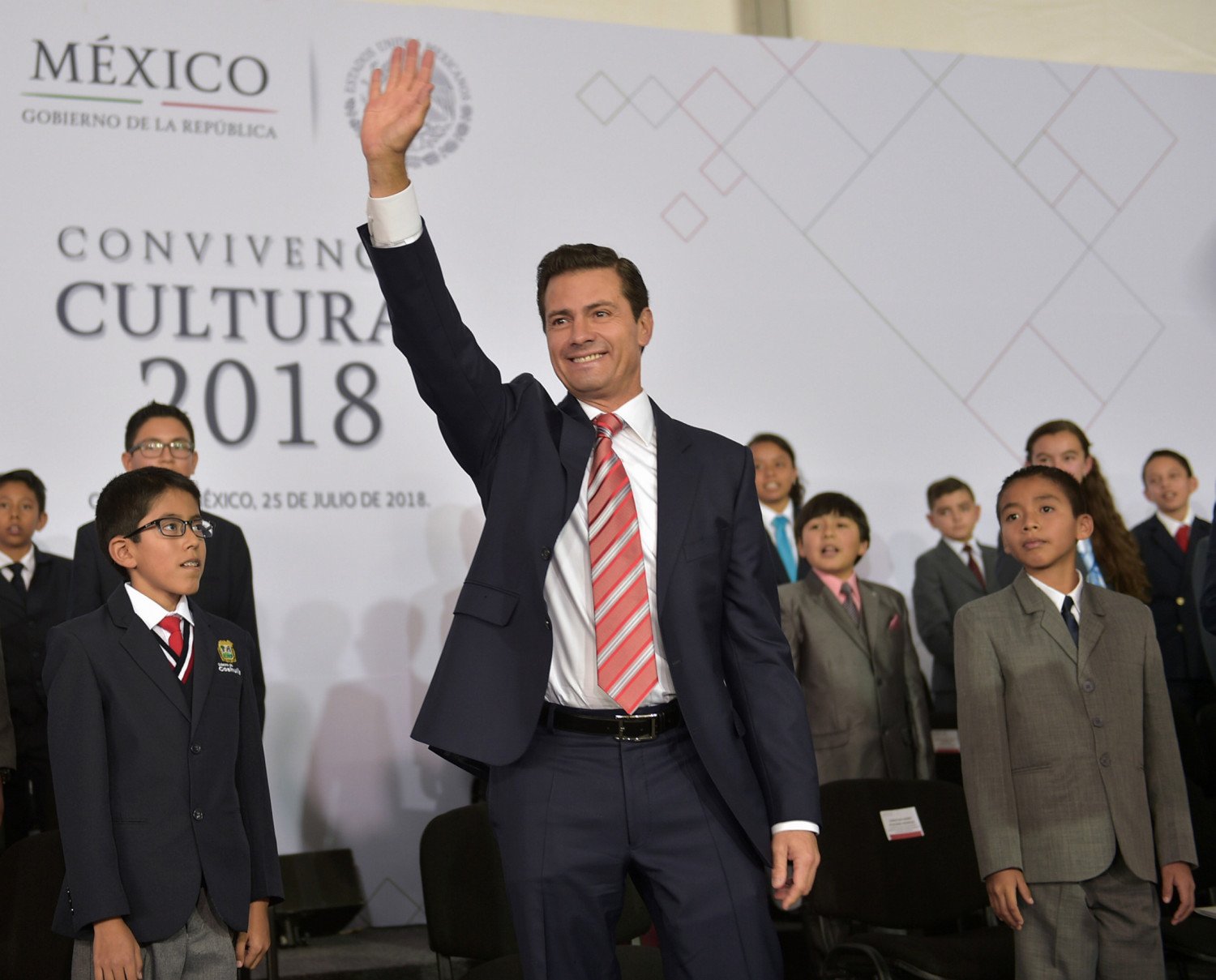 TOMA VACACIONES EL PRESIDENTE ENRIQUE PEÑA NIETO