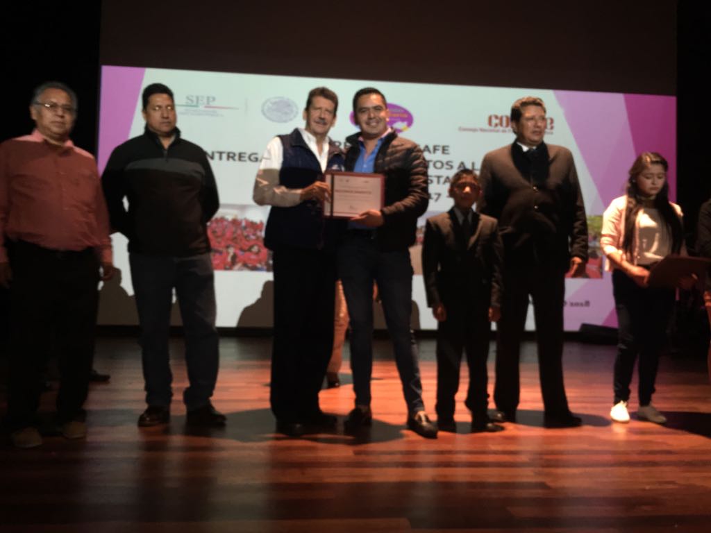 Entrega premios Conafe a las figuras educativas destacadas en el estado de México