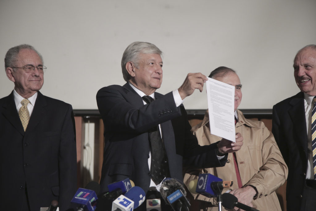 Llama AMLO a la consulta para decidir sobre el nuevo aeropuerto de la CDMX