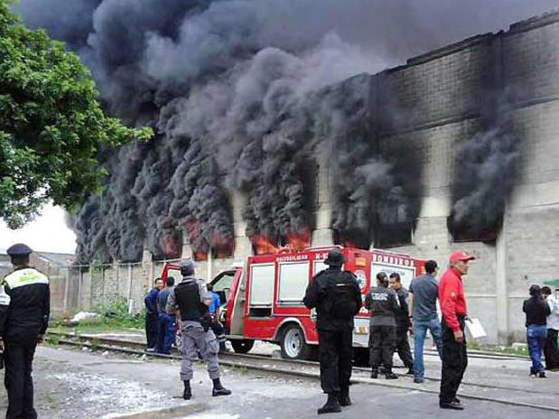 POLICÍAS Y BOMBEROS ATIENDEN UN INCENDIO EN FÁBRICA DE CALZADO UBICADA EN IZTAPALAPA