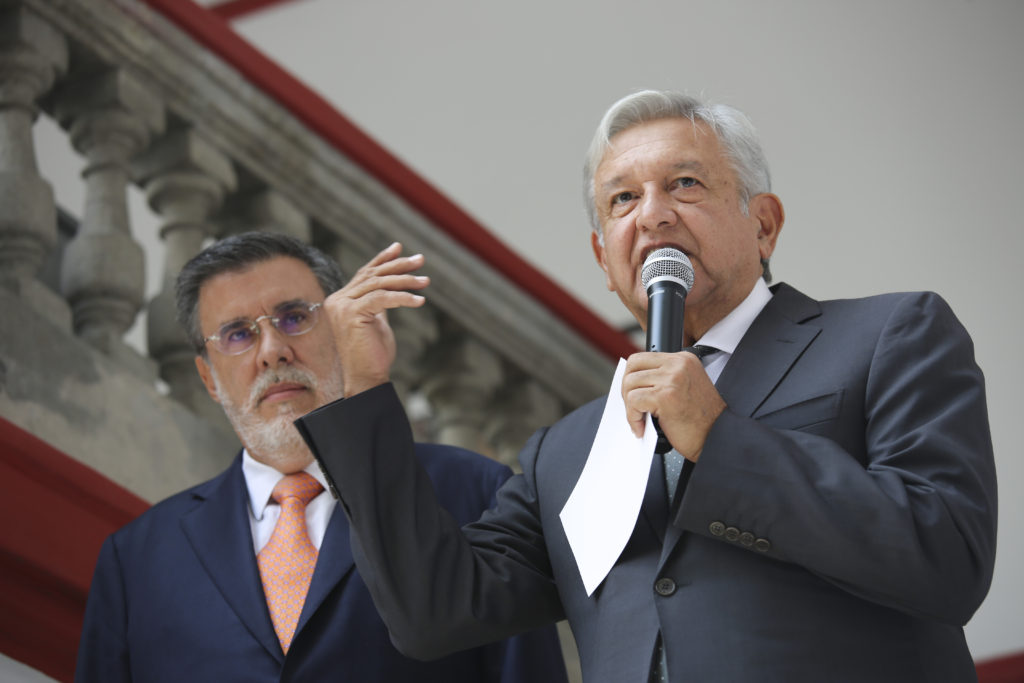 Prepara AMLO dos paquetes de iniciativas de Reformas de Ley