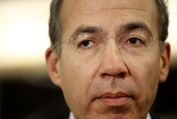 Felipe Calderón renuncia al PAN