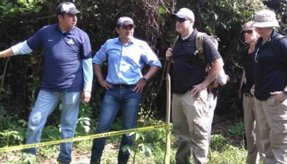 Personal del FBI examina fosas clandestinas en Veracruz
