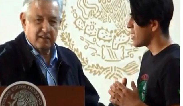 Joven interrumpe mensaje de AMLO; burla seguridad