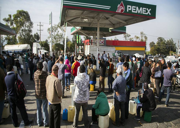 Plan de AMLO contra robo de gasolina provoca desabasto