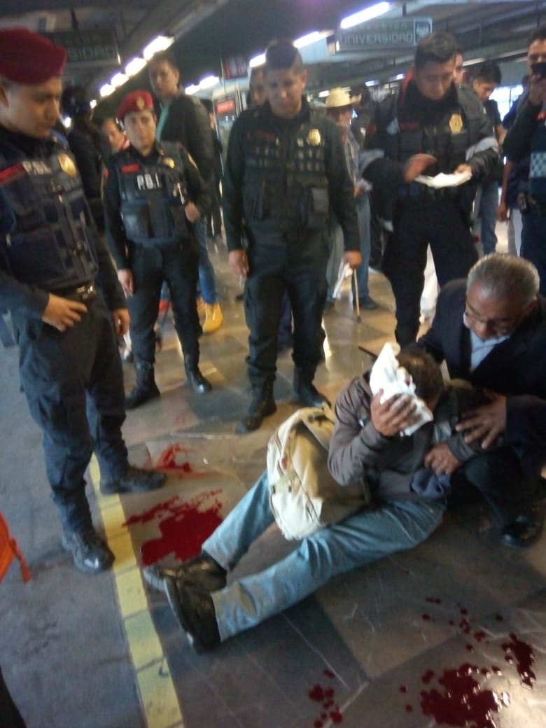 Se asoma por la ventana, y le pega el convoy mensaje la cabeza