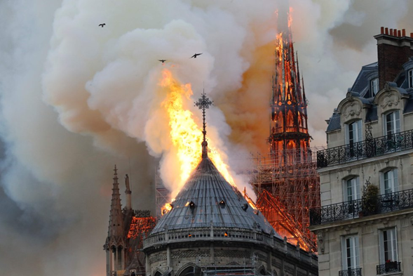 Dolor de toda una Nación devastador Incendio en Notre Dame Catedral de Francia