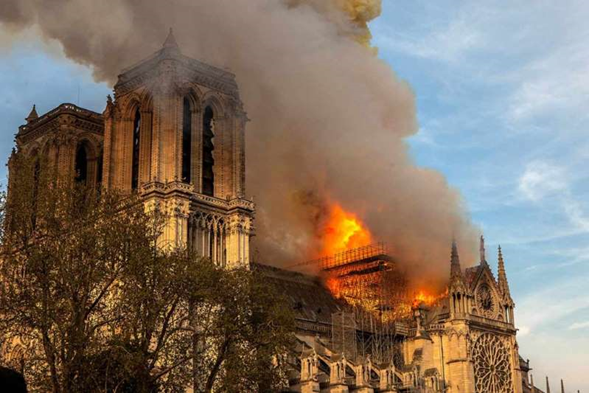 Obreros fumaron en andamios de Notre Dame; violaron la prohibición
