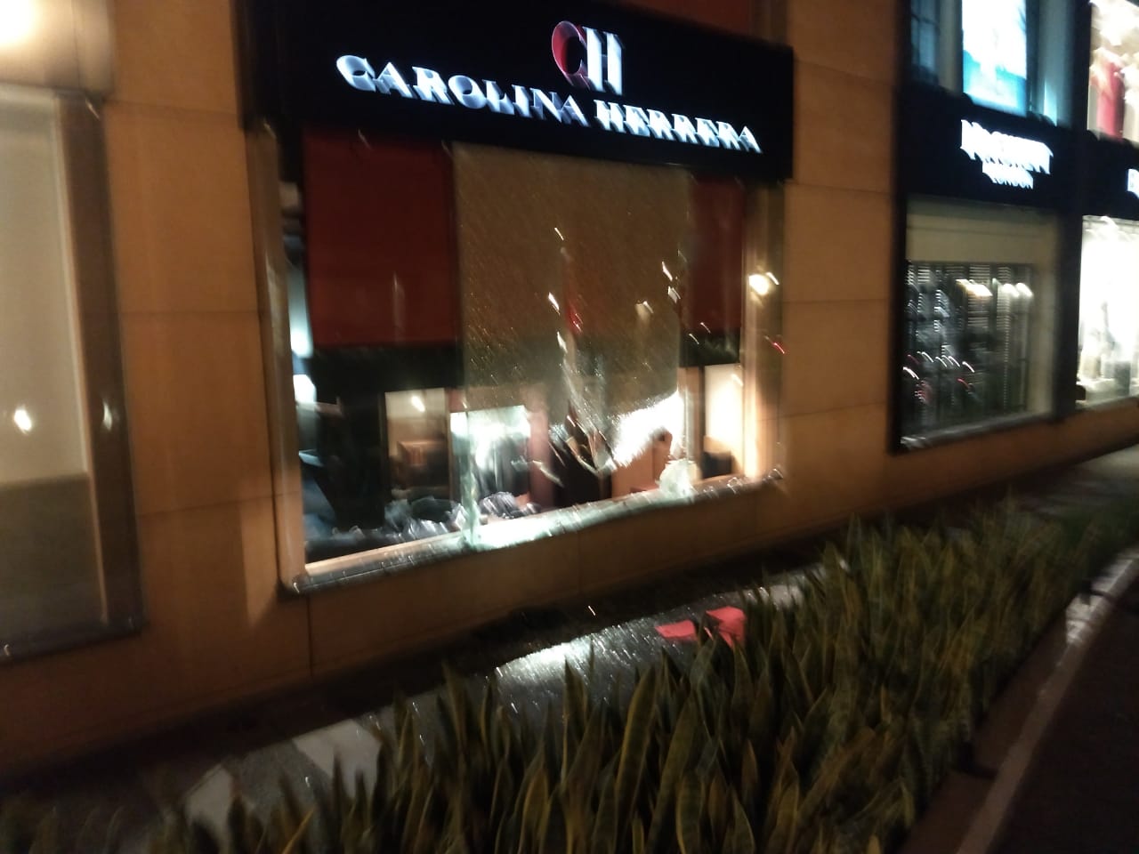 Comando armado, con mazos, rompe aparadores de una boutique en San Ángel