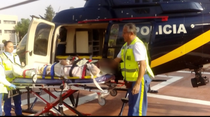 Rescatan Cóndores de la policía capitalina a hombre accidentado