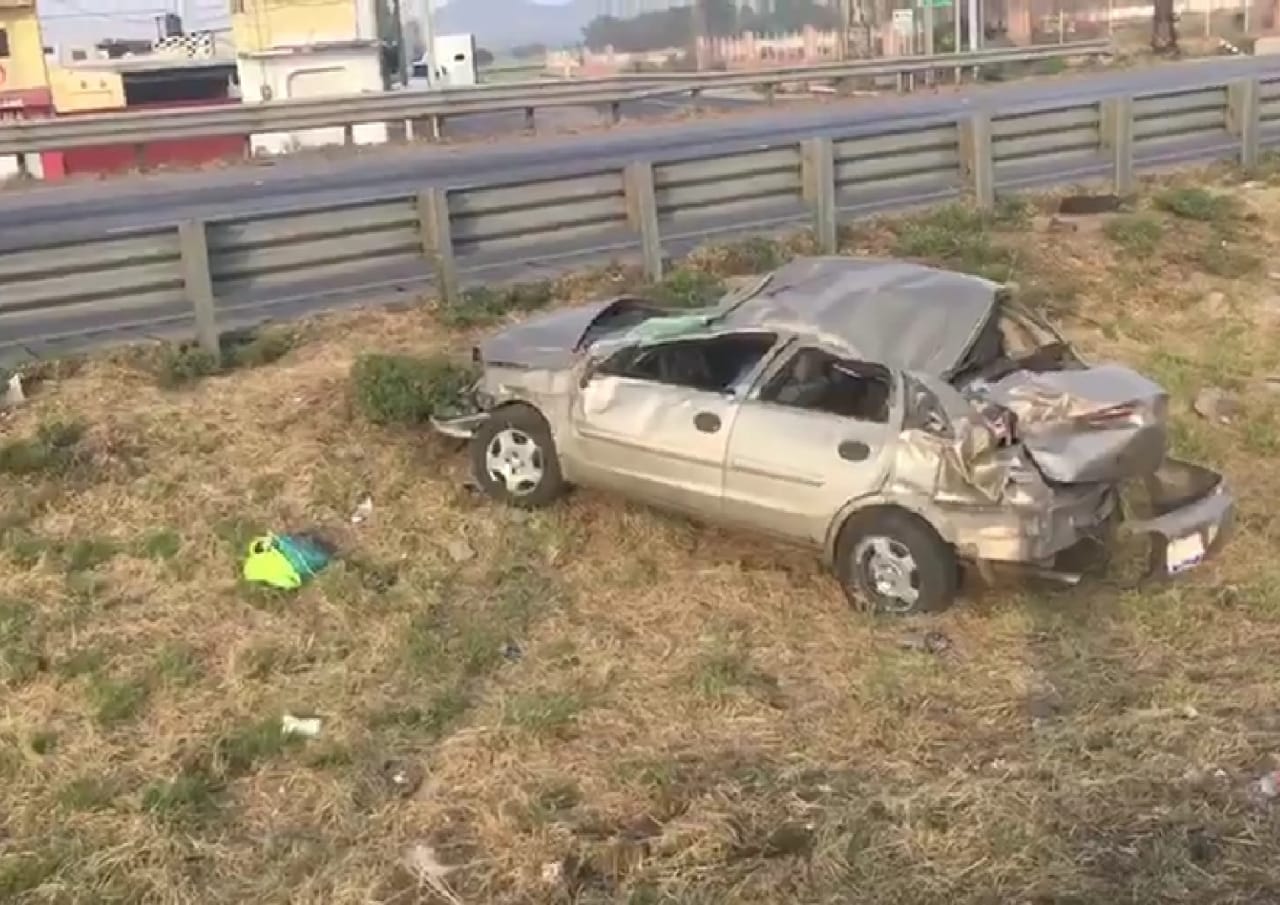 Pierde el control y muere en el auto