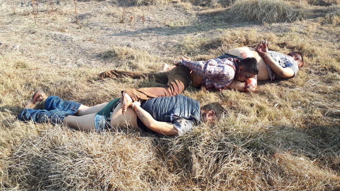 Hallan tres cadáveres esposados en un paraje de