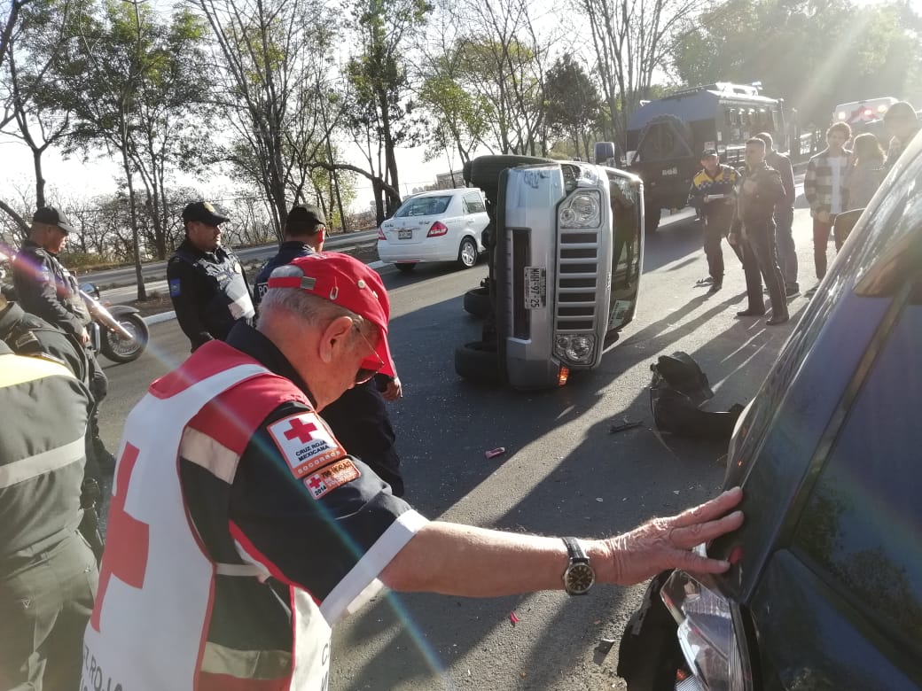 Volcadura en Bosques de Las Lomas