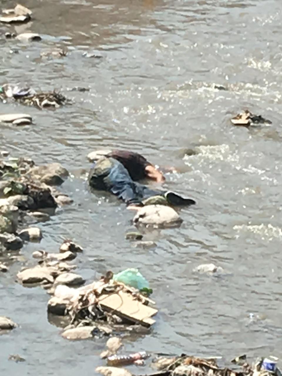 Hallan cadáver flotando en las márgenes del Río Hondo
