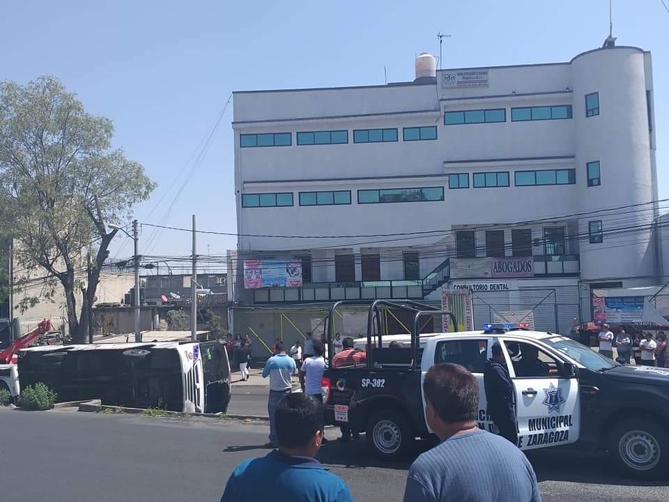 Resultan seis lesionados graves por volcadura en Atizapán