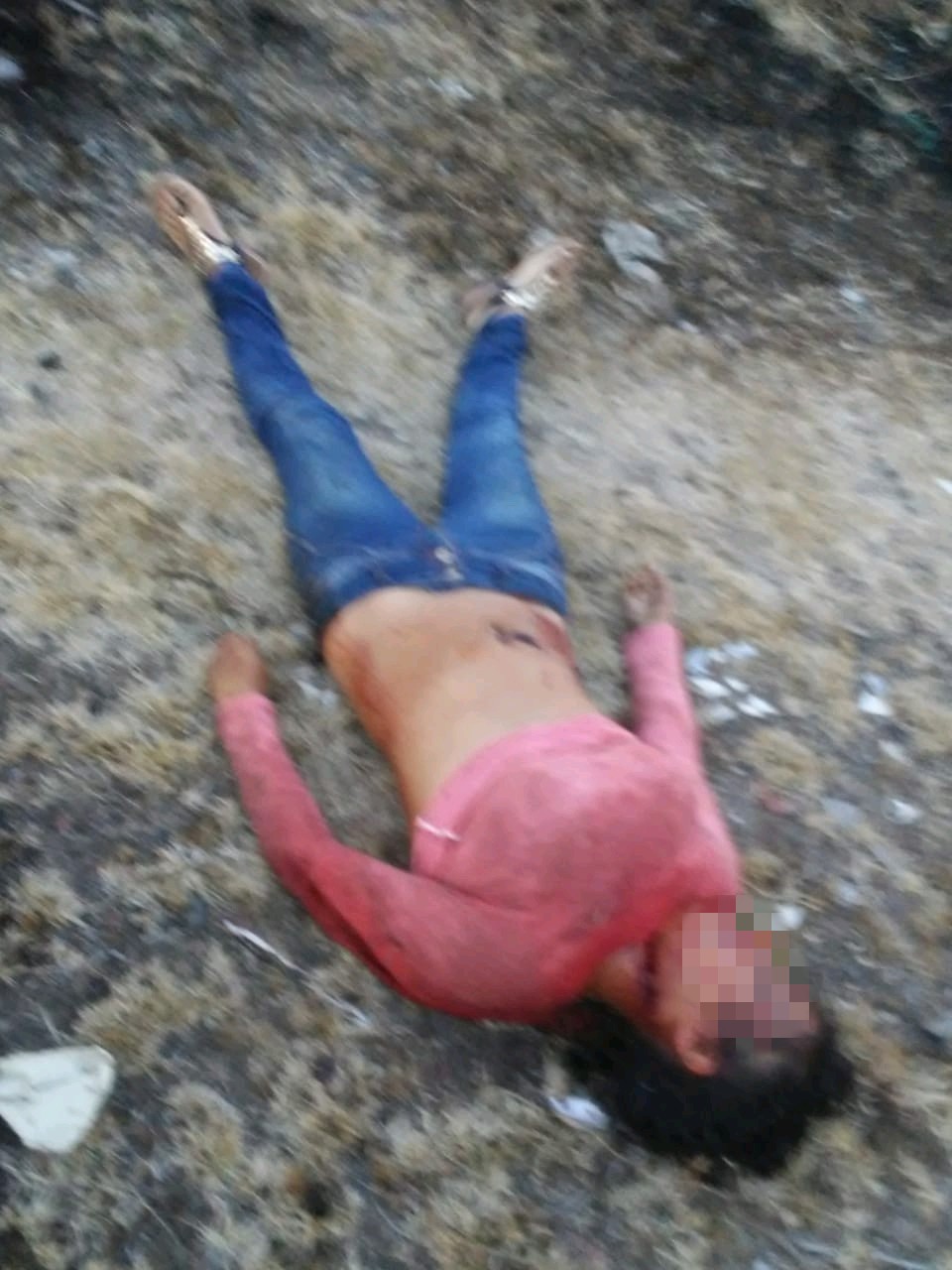 Estrangulada la abandonan en un lote baldío