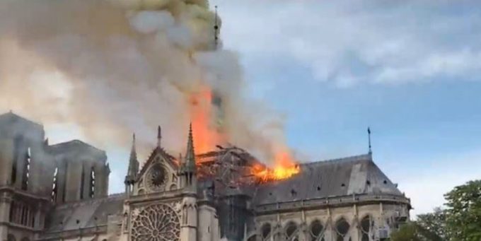 Incendio en la Catedral de Notre Dame en París, Francia