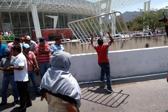 Maestros de la CNTE Vandalizan Congreso de Guerrero