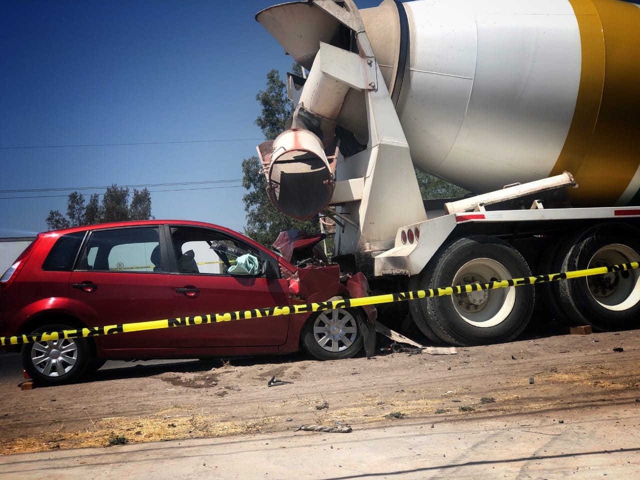 Muere prensado al «incrustar» su auto detrás de una revolvedora