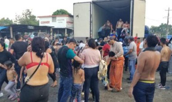 Abandonan en Veracruz a 200 migrantes en caja de tráiler