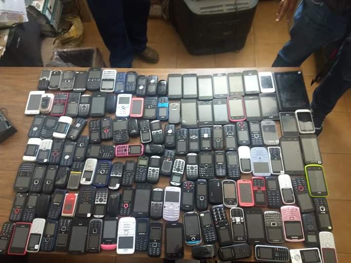 Detienen en Tecámac a un sujeto con 130 celulares; no pudo acreditar su posesión