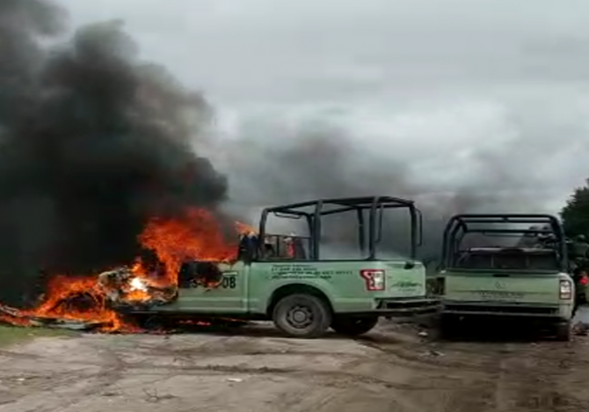 Huachicoleros queman autos y enfrentan a la Guardia Nacional