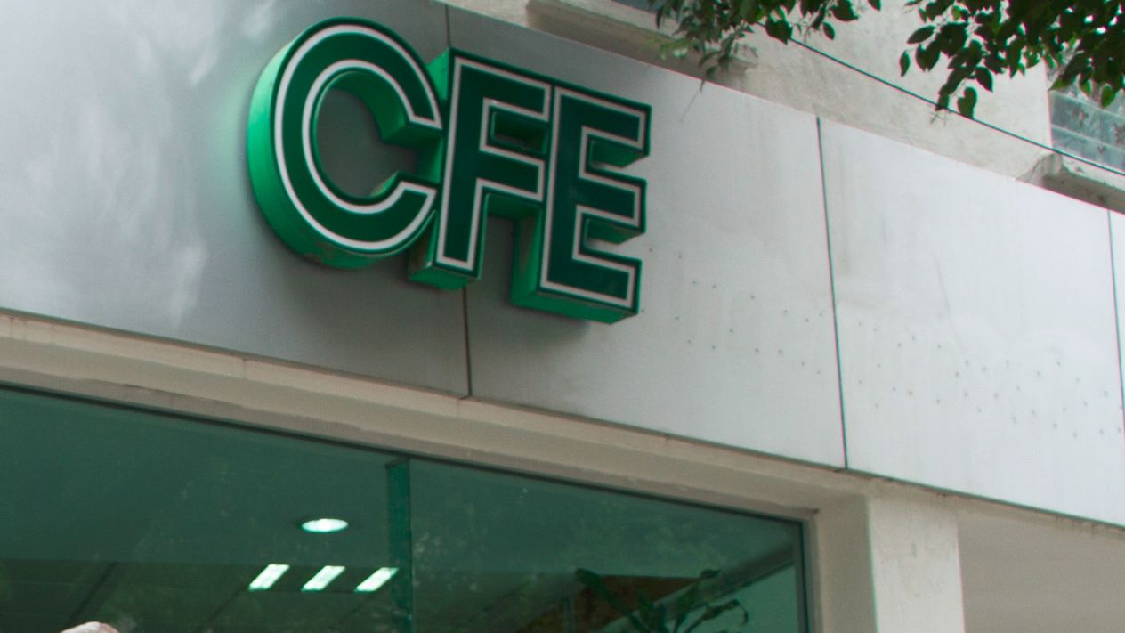 Por Rebeca Marín Pierre Alarie, embajador de Canadá en México, negó este martes que cuatro empresas constru ctoras de gasoductos en México, incluida una canadiense (TC Energía), hayan iniciado un arbitraje en contra de la comp añía del Estado. Lo anterior, luego de que el director general de la Comisión Federal de Electricidad (CFE), Manuel B artlett, asegurara más temprano que las compañías IEnova, TransCanada y Fermaca fueron las primeras en acudir a medid as cautelares sobre la construcción de los gasoductos, por lo que el Gobierno federal decidió aplicar medidas ‘espej o’ y comenzar un proceso de arbitraje internacional. “IEnova, mientras esperábamos con la mejor intención iniciar  una renegociación, se adelantó también e interpuso una demanda arbitral contra la CFE”, dicta la afirmación que la  compañía desmintió después. “Eso no es cierto (que las empresas canadienses hayan empezado un arbitraje), genera  muchísima confusión, hay diferencia entre