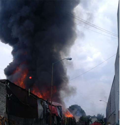 Fuerte incendio en negocio cerca de la Central de Abastos de la CDMX