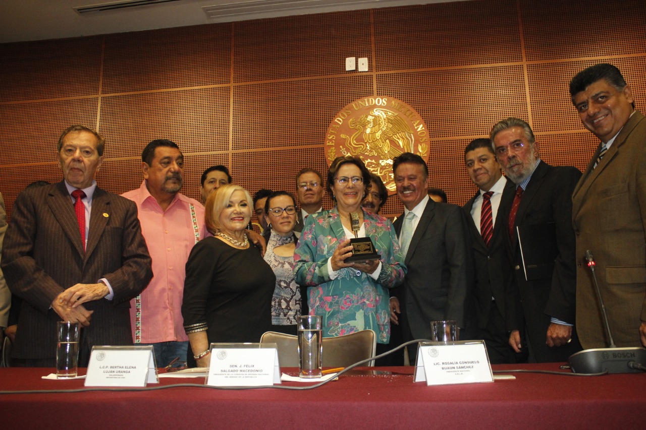 ANLM Entrega el Micrófono de Oro a la Coordinadora Nacional de Morena, Bertha Luján