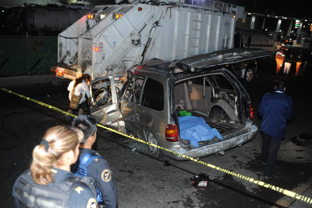 Muere conductor al impactarse contra un camión recolector de basura