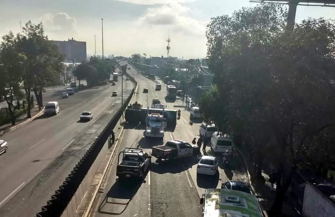 Vuelca camión de carga sobre la carretera Luis Donaldo Colosio en Naucalpan