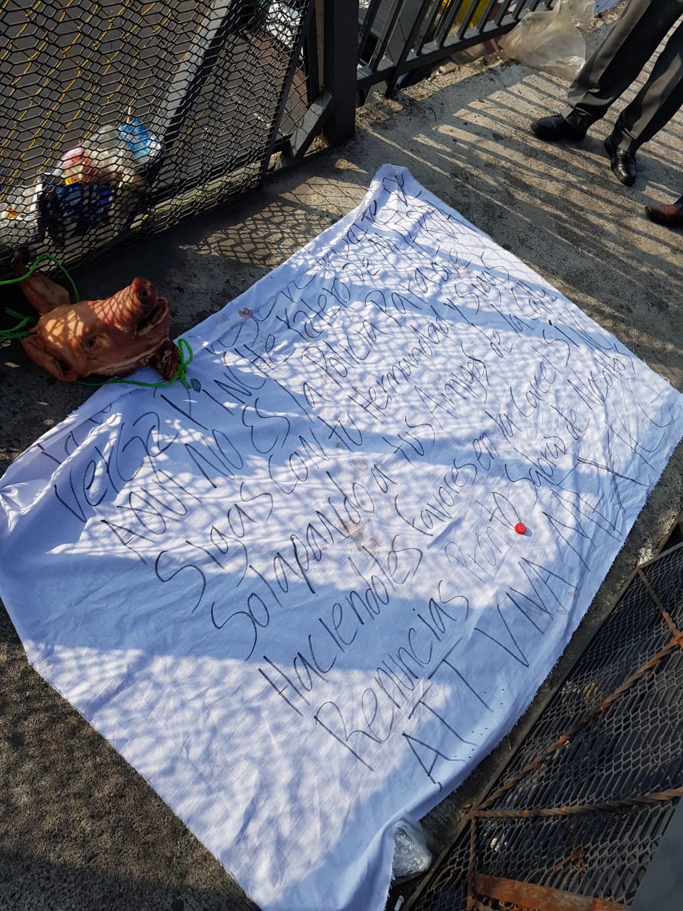 Narco manta colocada en Anillo Periférico y la avenida Tláhuac