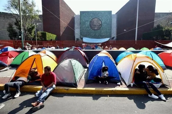 CNTE instala plantón en la entrada a la Cámara de Diputados