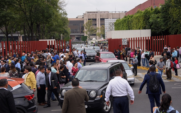 Desalojan a Legisladores de San Lázaro; CNTE amaga cerrar accesos del recinto.