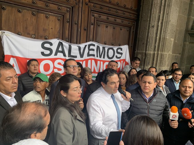 Fueron atacados con gases lacrimógenos alcaldes del PAN y PRD frente a Palacio Nacional