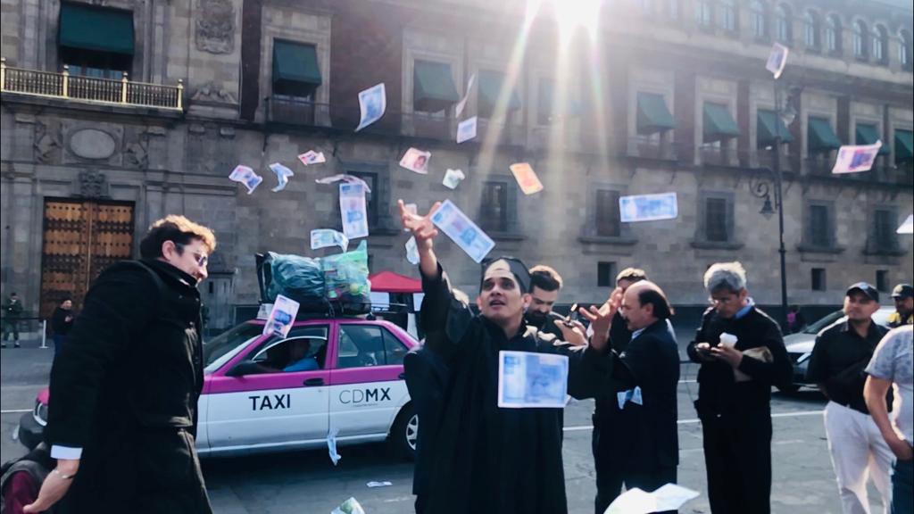 Derrochan frente a Palacio Nacional 20 mdp de utileria pues así compran voluntades de juece, y autoridades