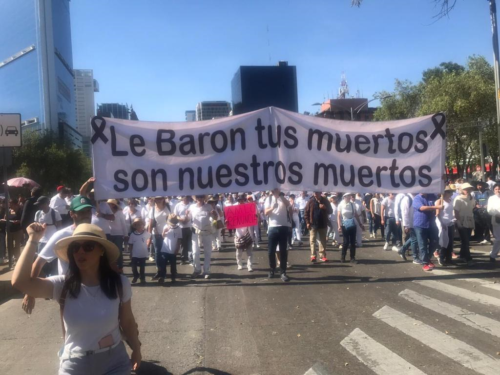 Miles de personas marcharon contra AMLO al cumplirse el primer año de su gestión