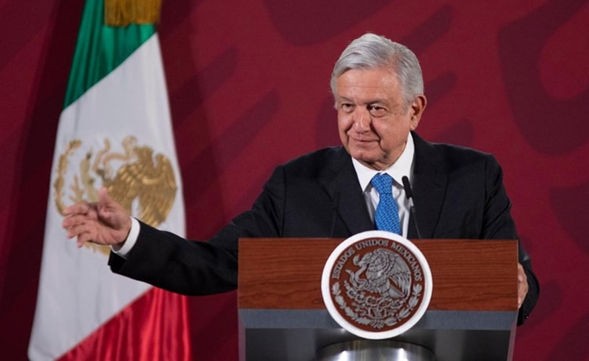 AMLO entrega lista de empresas que deben al SAT 50 mil millones de pesos