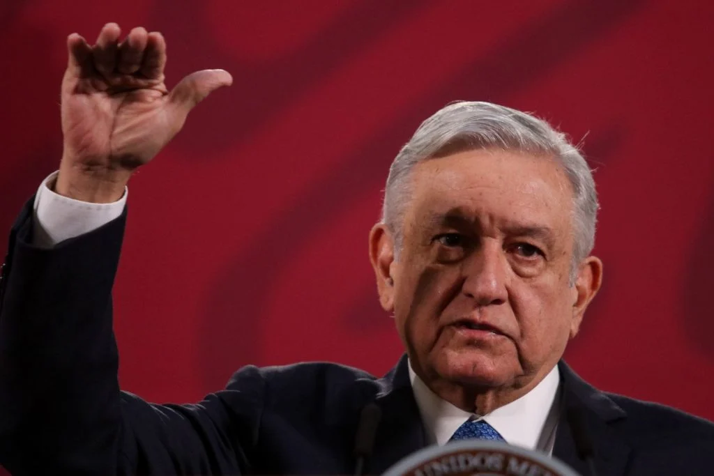 AMLO respalda a sus ex colaboradores que están en el SAT por honestos y resistentes