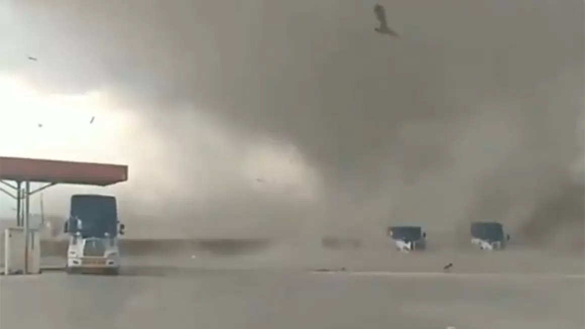 Dos personas mueren por tornado en Nuevo León