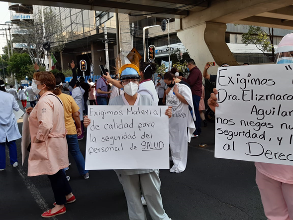 Para exigir equipo de protección adecuado contra Covid19, Médicos y Enfermeras bloquean Av. Universidad
