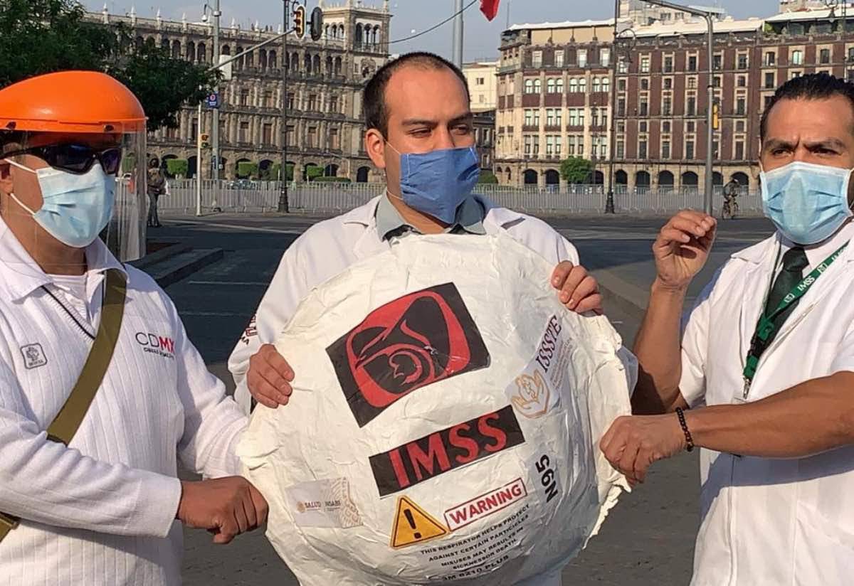Personal Médico protesta afuera de palacio Nacional