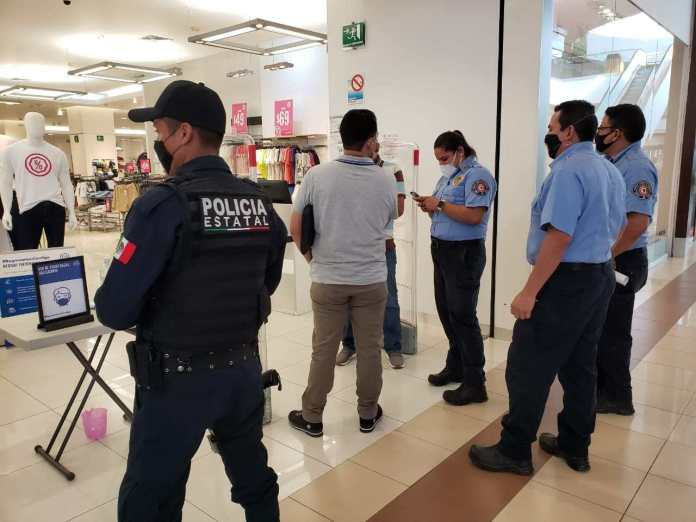 Dos tiendas de Plaza Fórum abren sin permiso y los clausuran