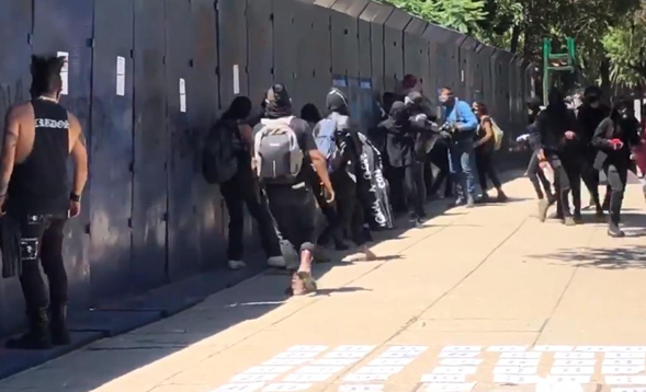 Durante protesta por asesinato de Giovanni López, anarquistas vandalizan en CDMX