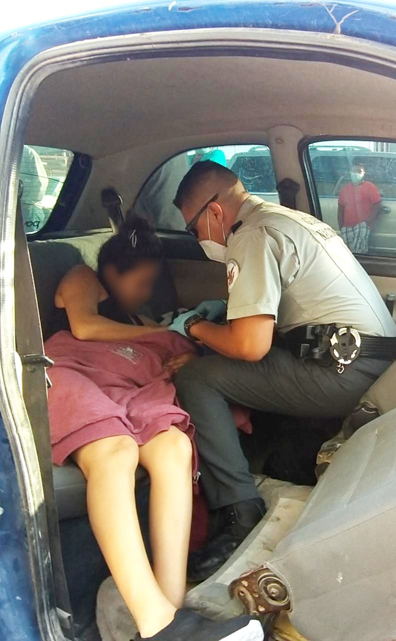 GN ayuda a mujer en labores de parto