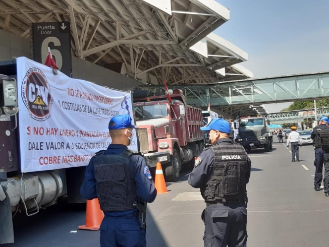 Obreros y trabajadores de la construcción cierran los accesos al AICM por falta de pago