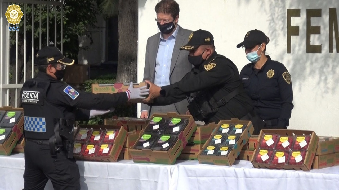 La empresa Driscoll´s Berrymex dona 10 empaques de frutos rojos a las mujeres policías