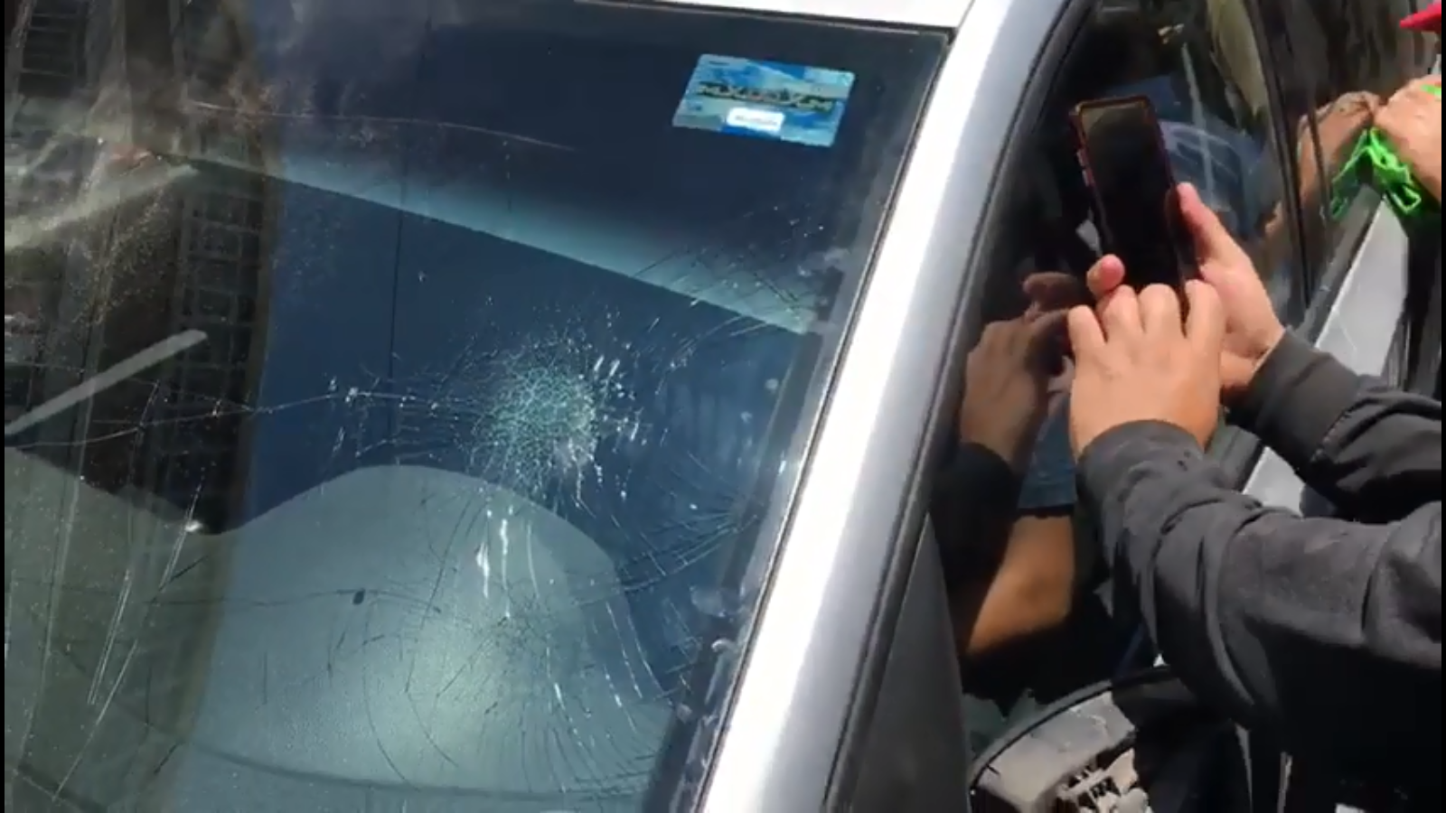 Automovilista se desespera y arremete contra policías